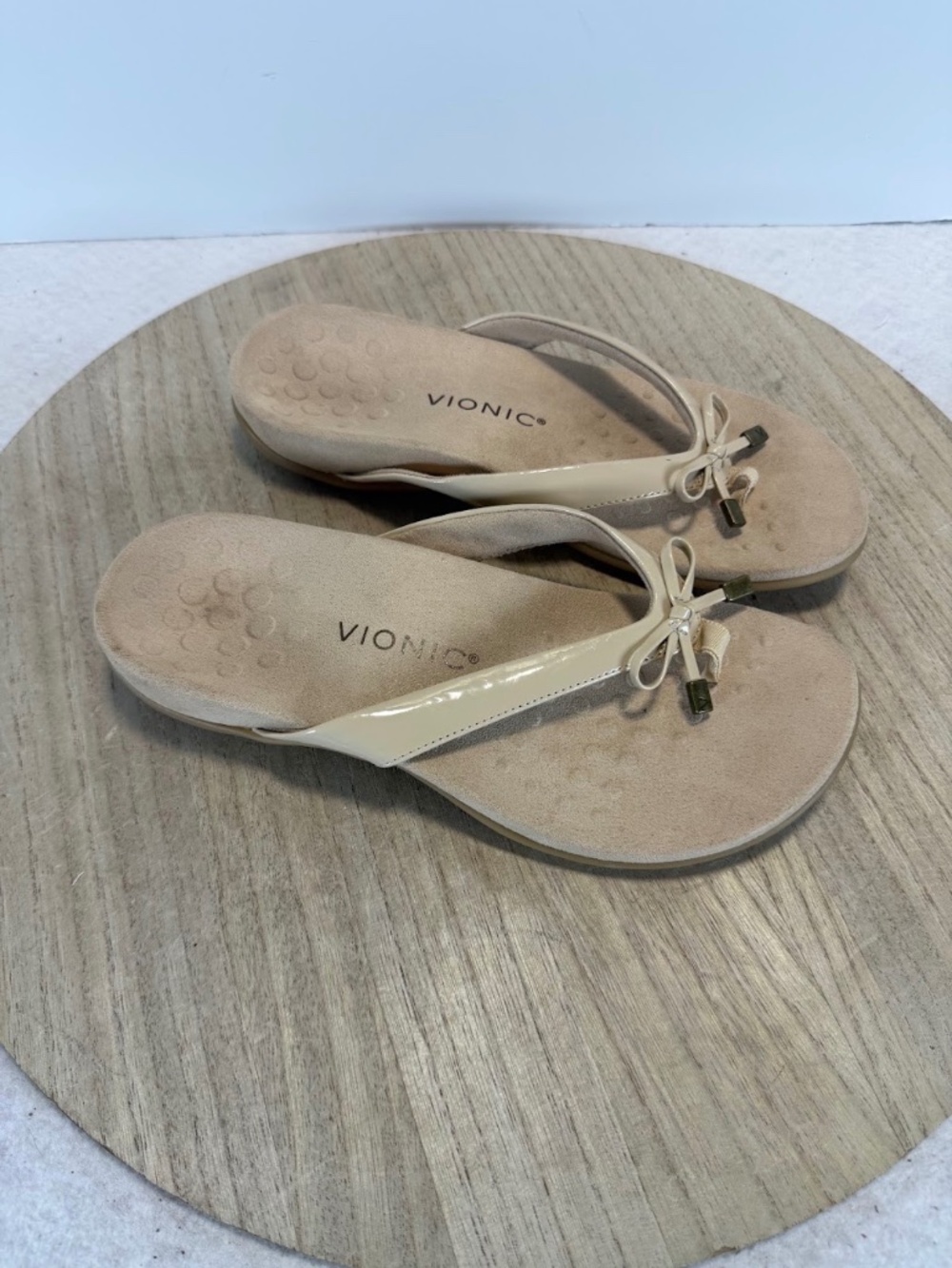 Vionic Bella Womens 8.5 Wide Beige Patent Leather Bow Thong Sandals Orthotic